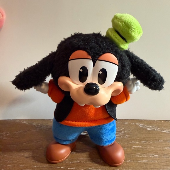 POP MART Other - Pop Mart Disney - Goofy Plush Keychain